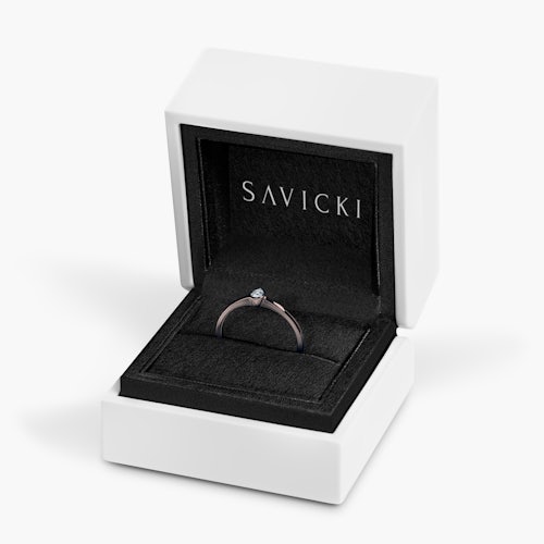 Pierścionek zaręczynowy Pure: czarne złoto, diament w szlifie łezka